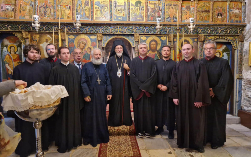 Аморийски епископ Никифор със певци от хор Агия